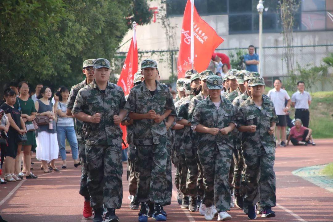 美狮贵宾会都会森林学校盛大举行2019级新生自觉学习及军事训练闭营仪式