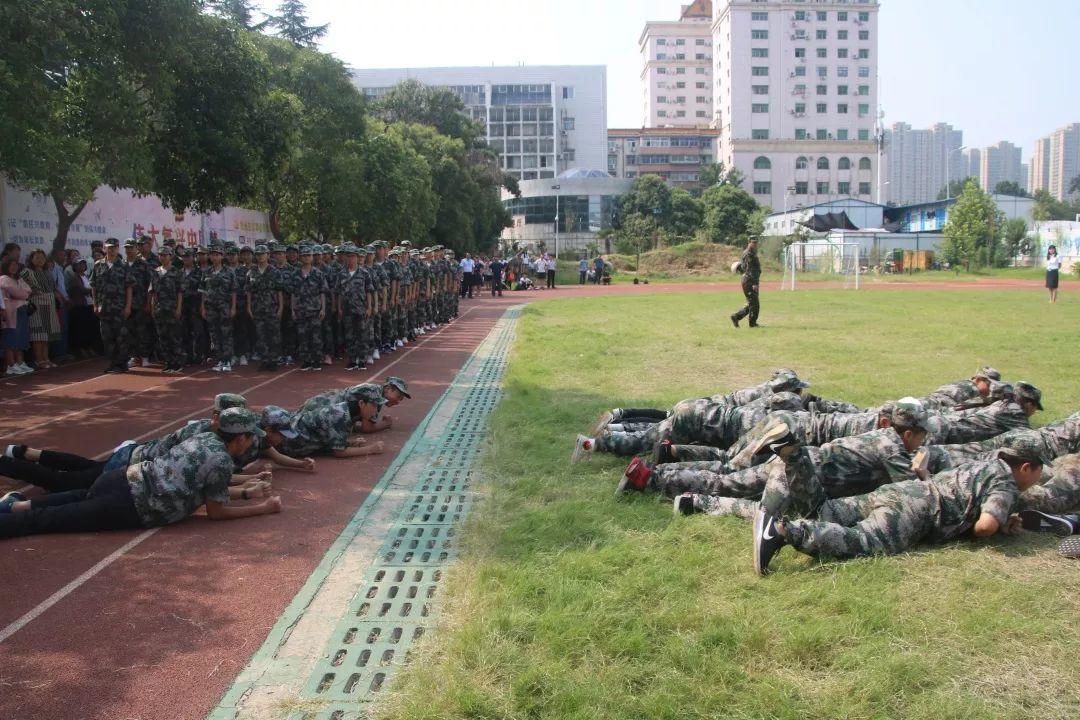 美狮贵宾会都会森林学校盛大举行2019级新生自觉学习及军事训练闭营仪式