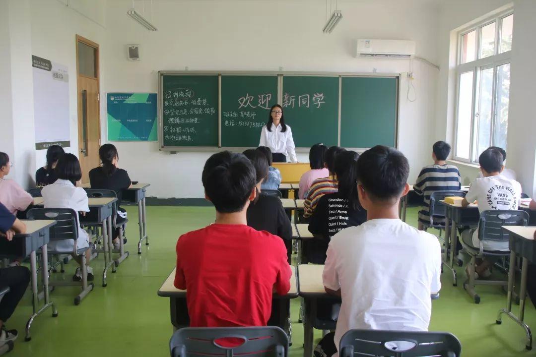 大事记|美狮贵宾会都会森林学校新生报到暨军训开营仪式