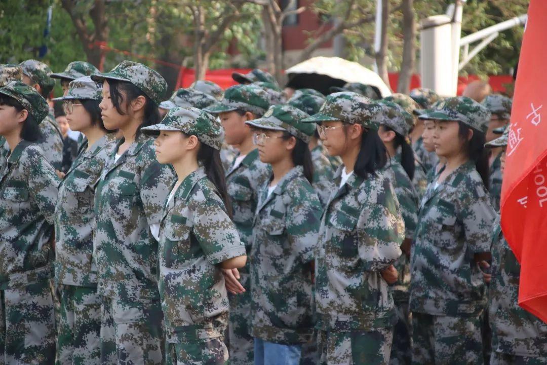 美狮贵宾会都会森林学校盛大举行2019级新生自觉学习及军事训练闭营仪式