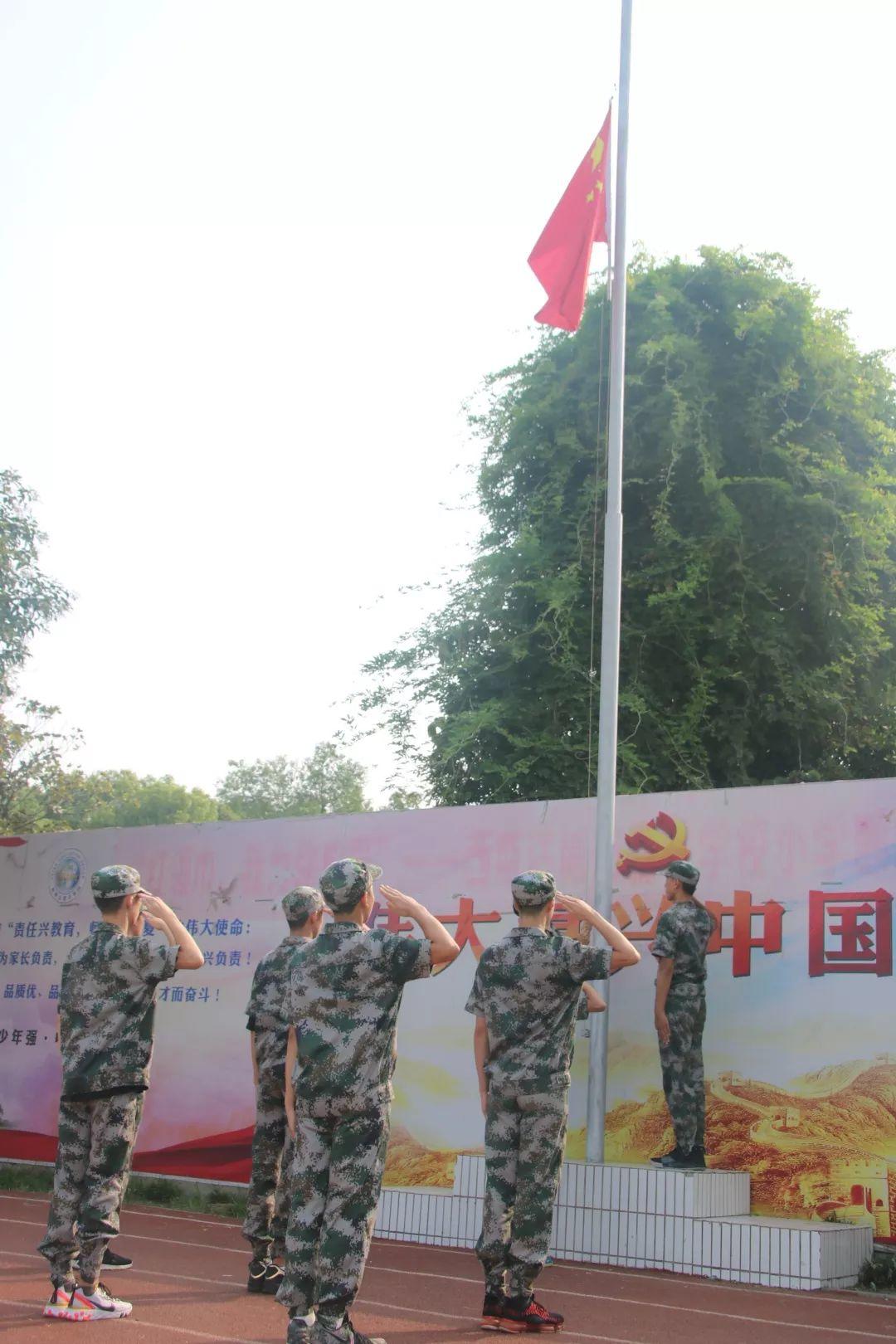 美狮贵宾会都会森林学校盛大举行2019级新生自觉学习及军事训练闭营仪式