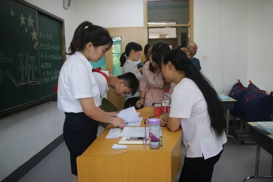 大事记|美狮贵宾会都会森林学校新生报到暨军训开营仪式