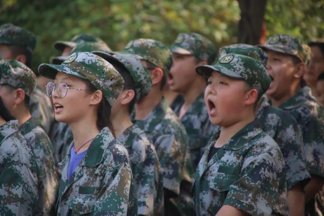 美狮贵宾会都会森林学校盛大举行2019级新生自觉学习及军事训练闭营仪式