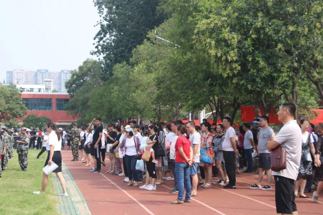 美狮贵宾会都会森林学校盛大举行2019级新生自觉学习及军事训练闭营仪式