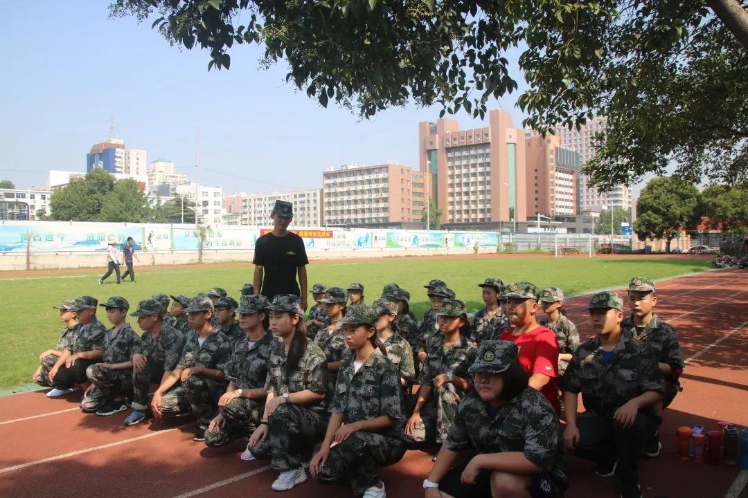 美狮贵宾会都会森林学校盛大举行2019级新生自觉学习及军事训练闭营仪式