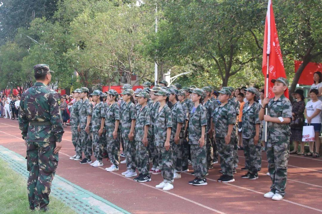 美狮贵宾会都会森林学校盛大举行2019级新生自觉学习及军事训练闭营仪式