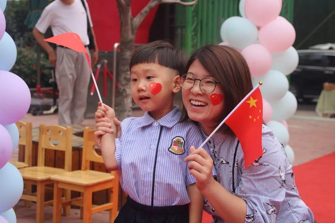 我和国旗同框，庆祖国70华诞——美狮贵宾会大树幼儿园盛大举行开学仪式