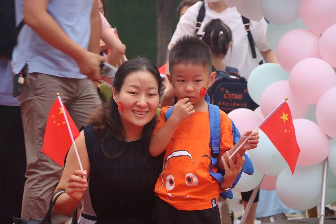 我和国旗同框，庆祖国70华诞——美狮贵宾会大树幼儿园盛大举行开学仪式