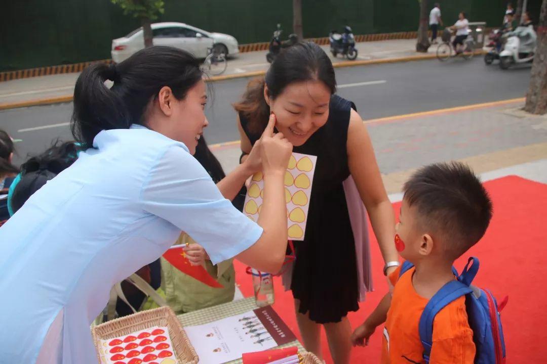 我和国旗同框，庆祖国70华诞——美狮贵宾会大树幼儿园盛大举行开学仪式